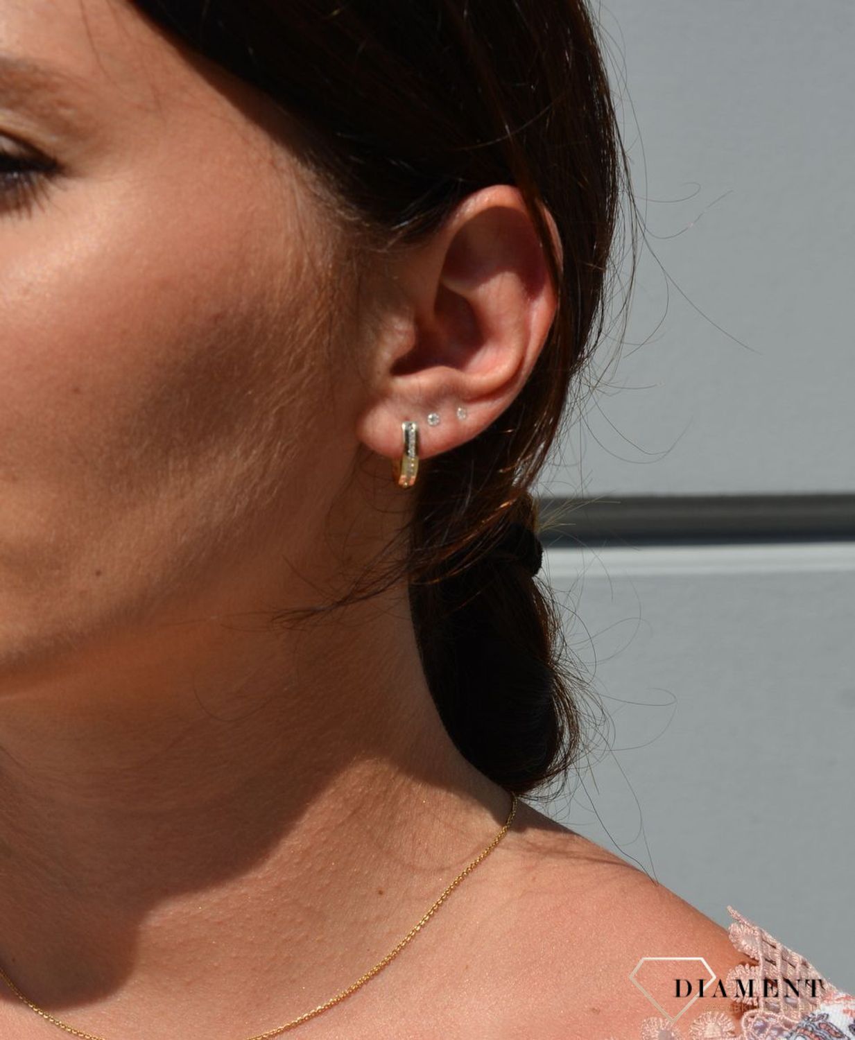 Złote kolczyki z 585 na angielskie zapięcie z rzędem cyrkonii KL 9628.jpg